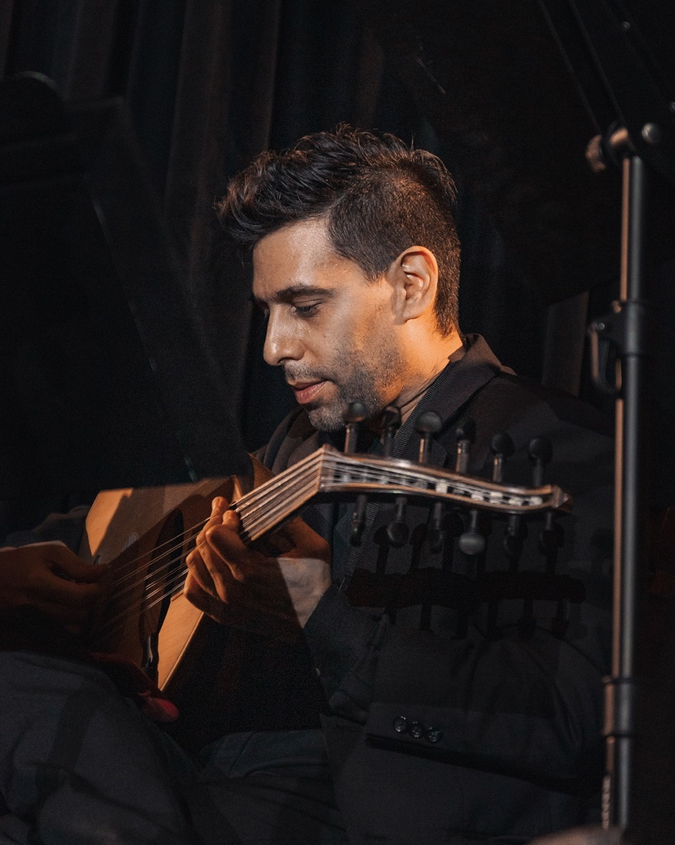 Alejandro Castellano playing the oud